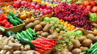 新鲜水果和蔬菜在市场板条箱