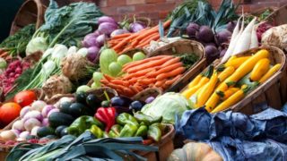 在杂货店的蔬菜货架上的陈列。