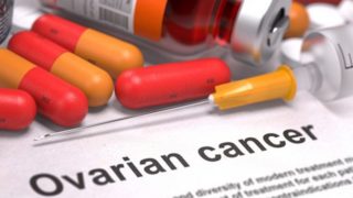 在白色背景上用文本“卵巢癌”和丸,注射器和药瓶印诊断