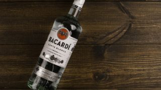 贝加达岛兰姆酒瓶的顶视图在一个木柜台的