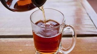 上一张木桌浇注帕罗奥阿祖尔或kidneywood茶一杯