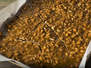peanutbrittlehomemade 花生酱放在烤盘上变脆