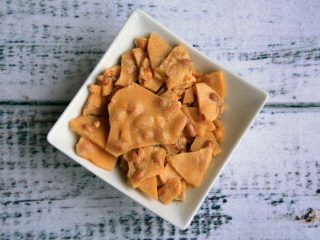 peanutbrittletwo 自制微波花生脆片在白色菜