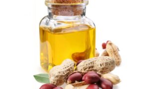 一把花生荚和花生,还有一瓶用软木塞封着的花生油