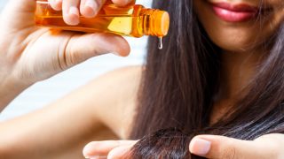 在头发上涂油的人