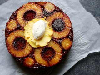 pineappleupsidedowncaketwo 一块平铺的菠萝蛋糕,上面放着一块白色的餐巾