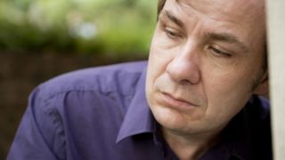 一位老人在花园里沉思