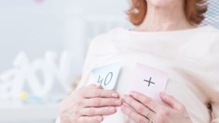 孕妇的纸牌上写着+40