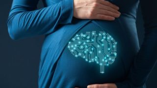 一个孕妇肚子上的大脑的全息图像