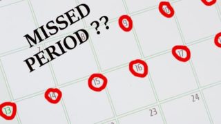 标有红色亮点的日历 - 在其之上的,它说“错过的期间”