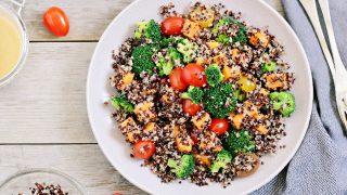 藜沙拉西兰花,甜土豆和西红柿上质朴的木桌上。三色沙拉藜