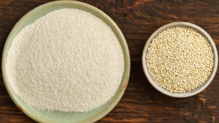 木制柜台上的小碗里装着藜麦和藜麦粉
