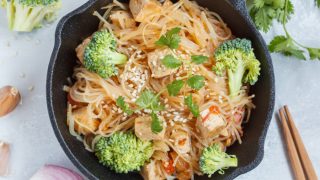 炒饭面条用豆腐和蔬菜在铸铁煎锅