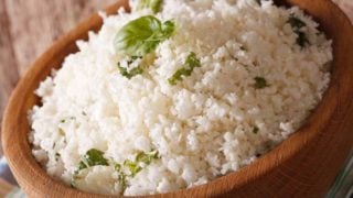 菜花米饭或带罗勒叶的切碎的菜花,放在碗里