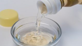 米醋倒入成分碗里