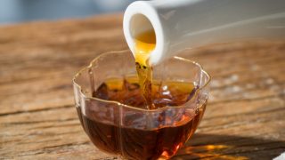 将米醋从白瓶中倒入玻璃碗中