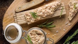 金枪鱼蛋酱,奶酪罐和脆面包。