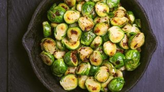 自制豆芽布鲁塞尔烤用橄榄油在黑色的石板背景