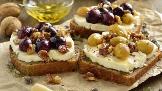 Crostini烤葡萄,山羊奶酪,核桃,蜂蜜