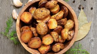 烤土豆在碗上的木桌 - 图片