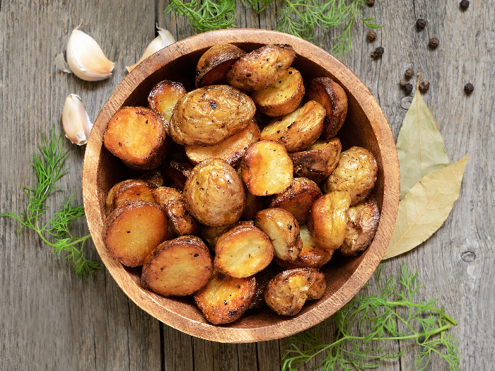 烤土豆在碗上的木桌 - 图片