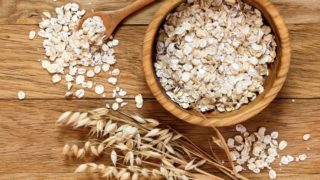 一碗燕麦片的平展图片