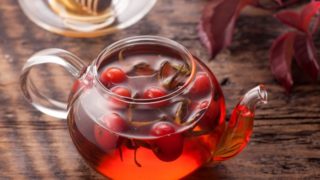盛有玫瑰果茶和玫瑰果的水壶