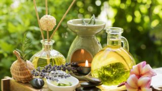 迷迭香精油瓶,芳香疗法,和薰衣草木垫