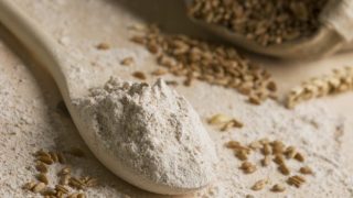 黑麦面粉勺和黑麦谷物帆布袋