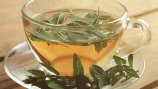 一杯茶注入鼠尾草叶子