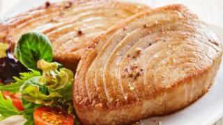 金枪鱼牛排色拉在一个白色板