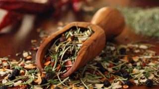 在厨房的桌子在木勺调味粉