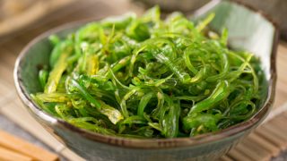 木席上的一碗炒裙带菜