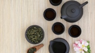 茶壶和茶煎茶杯用碗和一个木桌干煎茶叶舀