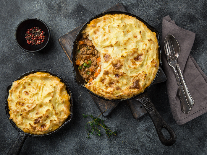 牧羊人的馅饼碎肉制成的,土豆泥和蔬菜砂锅铸铁锅