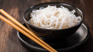 一碗shirataki面条用筷子