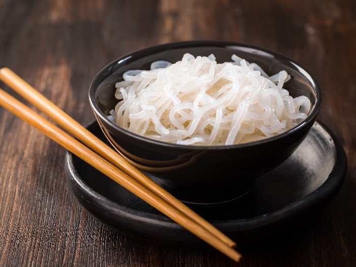 白泷一碗面条用筷子