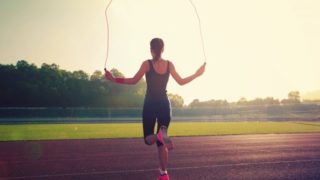 使用上的空地跳绳女人