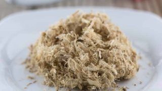 干湿的榆木极端特写镜头在一块白色板材的。