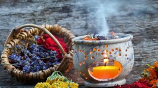 一个有花的烟熏壶和前景里的薰衣草花篮