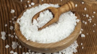 在一个木碗的盐有匙子的