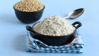 高梁面粉在锅里,背景是一碗高梁