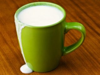 sourmilk 鹦鹉绿色杯子里的酸奶
