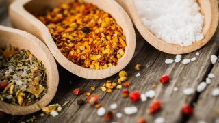 在勺子上混合的香料