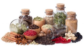 干燥,整个香料的瓶堆叠彼此相邻,在白色背景