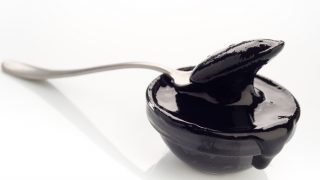 在白色背景上加入浓缩的墨鱼汁