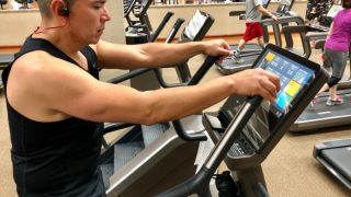 一个人在健身房锻炼使用的Stairmaster