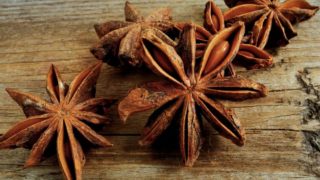 木桌上的八角豆荚