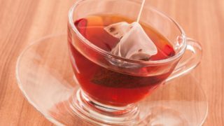 一杯带茶包的泡茶