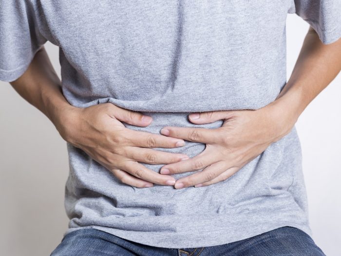 男人抓着自己的肚子